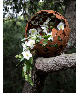 Half open schervenkogel op ronde plaat, roest design